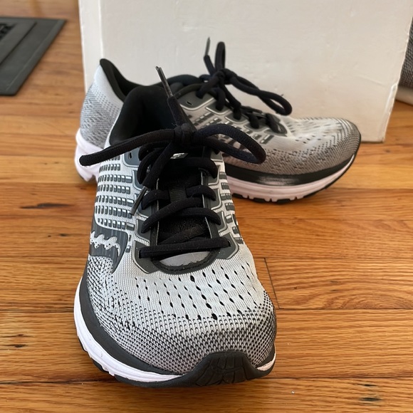 Saucony running sneakers size 6.5 - Picture 2 of 5